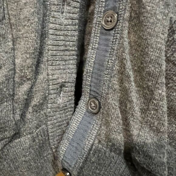 Gorgeous Abercrombie & Fitch size medium cardigan with floral accent - Picture 4 of 8